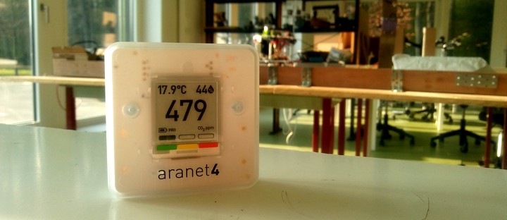 bandeau_aranet Capteur de CO2 Aranet posé sur une table de classe
