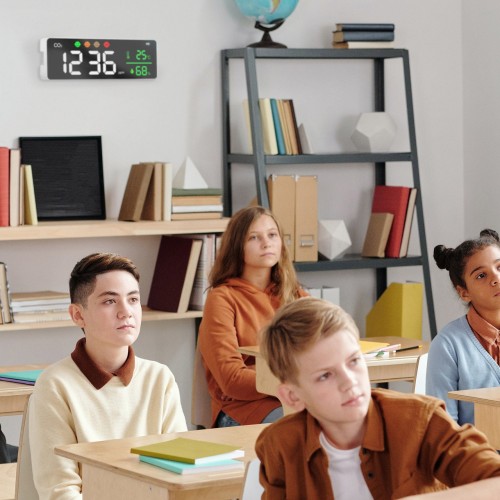 detecteur-mural-CO2 Un capteur et afficheur de taux de CO2 dans une salle de classe