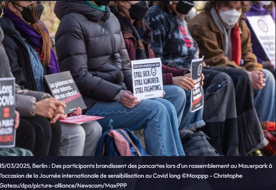 Berlin protest malades en manif à berlin, portant des pancartes