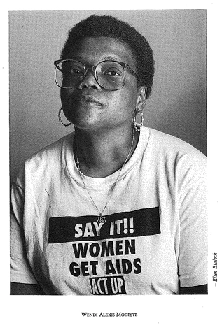 wendy-alexis-modeste photo de Wendy Alexis Modeste, portant un tee shirt blanc portant le message : "say it!! women get aids"